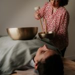 La relaxation regroupe différentes méthodes destinées à calmer le corps et l’esprit. Elle peut inclure la respiration consciente, la visualisation, la méditation guidée ou encore la relaxation sonore. De plus, ces techniques permettent de ralentir le rythme intérieur, d’apaiser les émotions et de mieux récupérer.