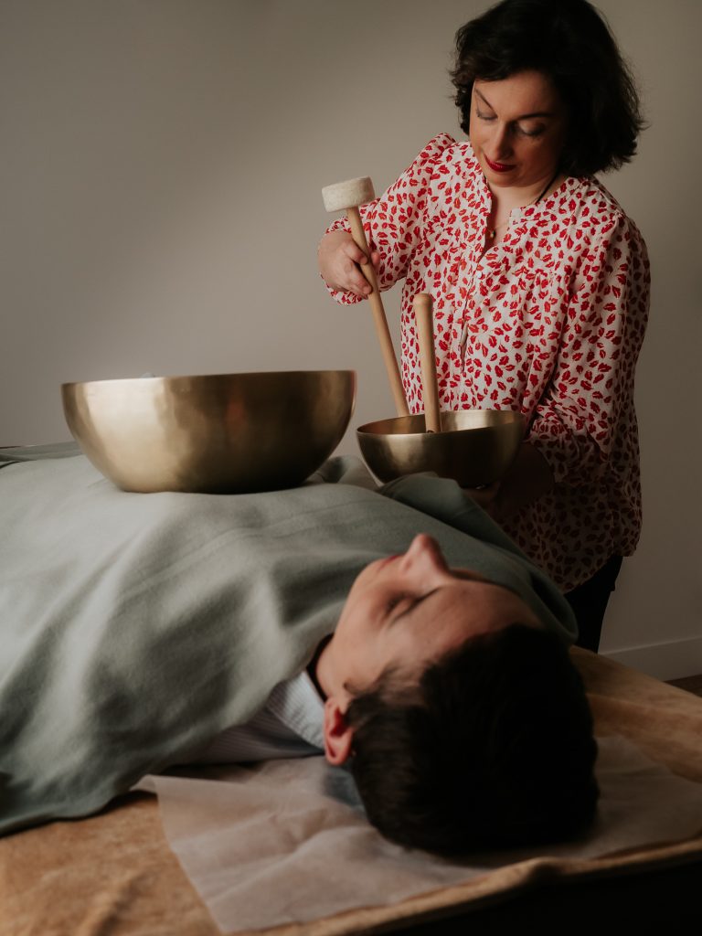La relaxation regroupe différentes méthodes destinées à calmer le corps et l’esprit. Elle peut inclure la respiration consciente, la visualisation, la méditation guidée ou encore la relaxation sonore. De plus, ces techniques permettent de ralentir le rythme intérieur, d’apaiser les émotions et de mieux récupérer.