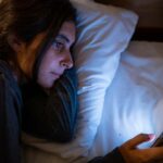 Les symptômes du stress apparaissent d’abord dans le corps :
maux de tête fréquents
douleurs cervicales ou dorsales
troubles digestifs
fatigue persistante
troubles du sommeil
palpitations