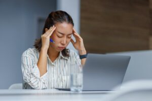 Le stress chronique n’est pas une fatalité
Le stress peut mobiliser.
Mais lorsqu’il devient chronique, il érode progressivement la santé mentale et la performance.
Identifier les symptômes du stress, comprendre leurs mécanismes et agir avec méthode permet de transformer la pression en levier de croissance plutôt qu’en facteur d’usure.